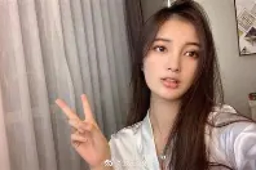 韩国女星Jennie耍大牌事件后《时代》红毯争艳直角肩再成亮点